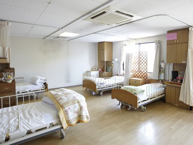 落ち着いた雰囲気の居室 居室 自然光が差し込む落ち着いた雰囲気の居室です。家具も富んだ空間で快適に過ごせます。