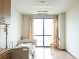 明るい個室の居室  