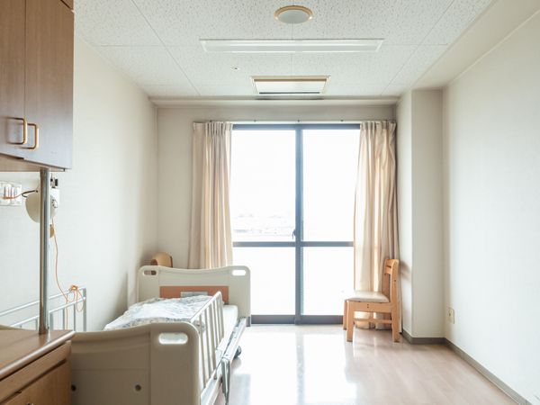 明るい個室の居室  