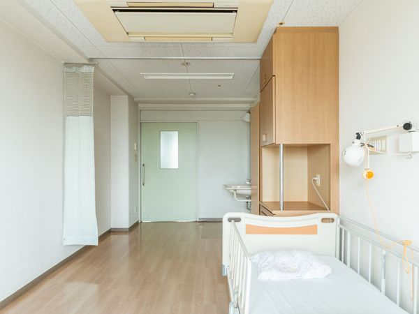 明るい居室のベッド  