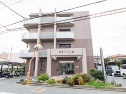 ベランダ付きの施設外観  