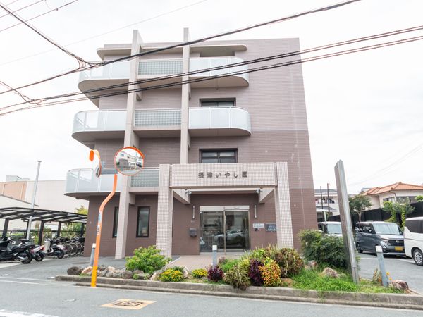 ベランダ付きの施設外観  