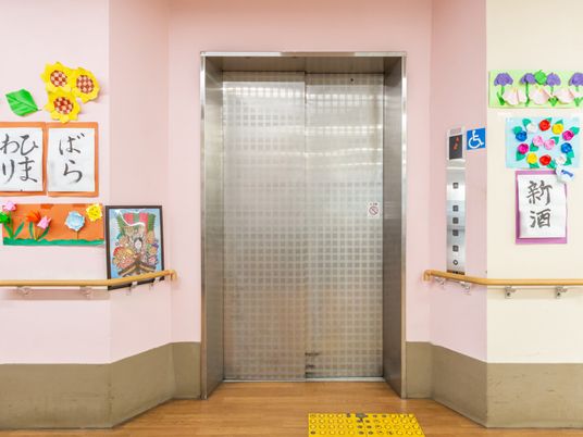 飾り付けされたエレベーター前  
