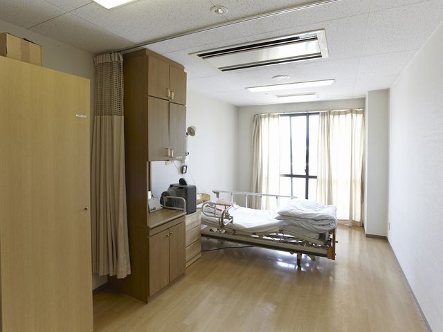 心地よい光の居室 居室 広々とした居室は、自然光が心地よく注ぎ心を安らげます。快適な空間で働けます。
