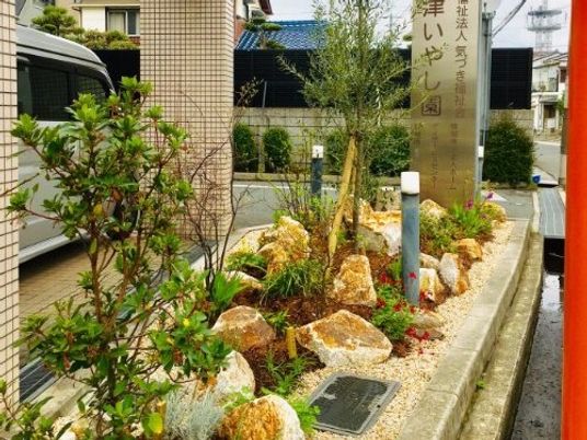 緑豊かな外構の看板前