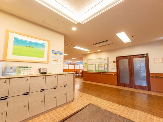 明るい廊下と掲示板