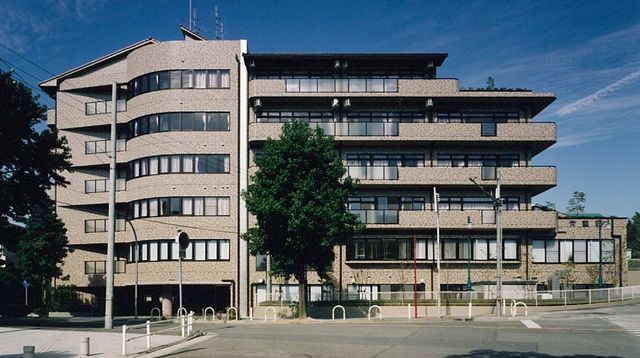 5階建ての建物外観 外観 綺麗な外観の介護施設です。緑に囲まれた静かな環境で落ち着いて働けます。