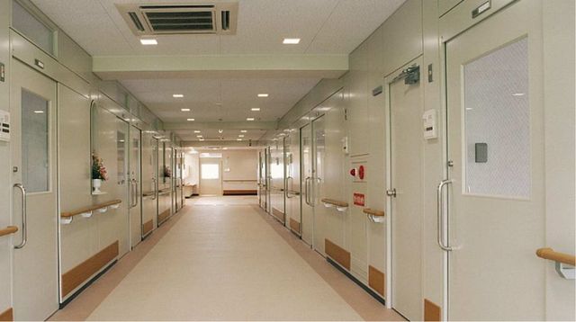 明るい廊下 廊下 自然光が入る明るい廊下です。手すりが設置され、どなたでも安全に通行しやすくなっています。