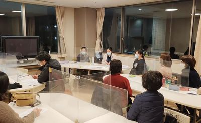 研修中の人々がいる部屋
