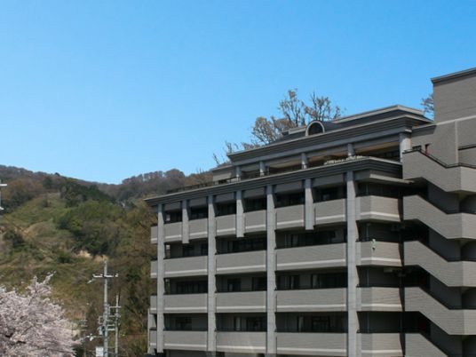 自然に囲まれた建物外観