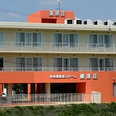 明るい建物の外観