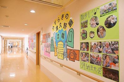 掲示物のある廊下