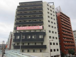 高層の施設外観