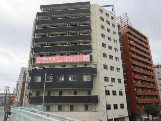 高層の施設外観