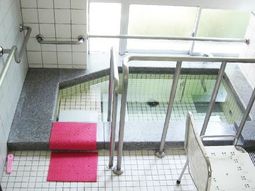 バリアフリーの浴室設備