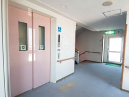 エレベーター前の廊下