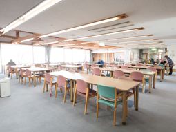 明るい食堂の様子