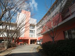 赤い壁の建物と広い敷地