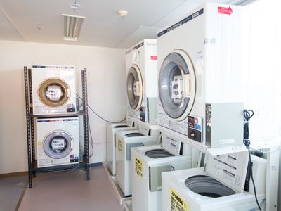 洗濯機が並ぶ部屋