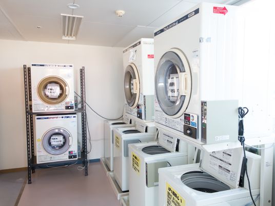 洗濯機が並ぶ部屋