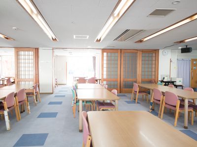 明るい共有ダイニング