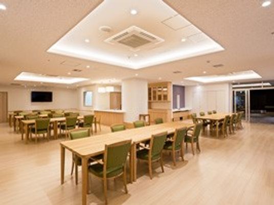 明るい食堂の内観  