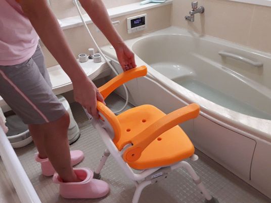 入浴用椅子のある浴室  