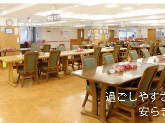 明るい食堂の様子  