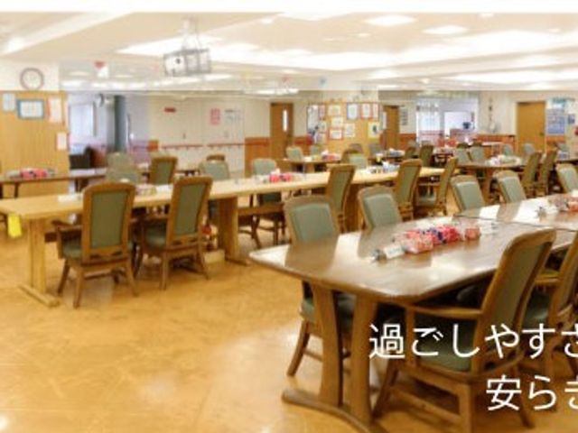 広い食堂のテーブル席 食堂   明るく広い食堂に、テーブル席がゆったり配置されています。休憩や食事の時間に、落ち着いて過ごしやすそうです。