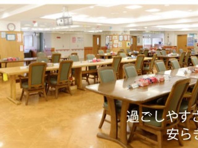 広い食堂のテーブル席  