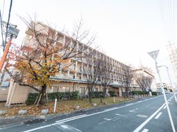 秋色に包まれた外観