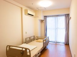 明るい居室のベッド