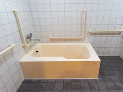 手すり付き浴槽