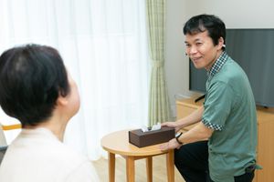 談笑する職員の居室  