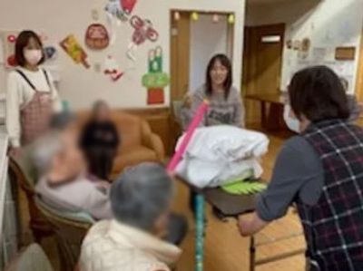 和やかな集まりの部屋