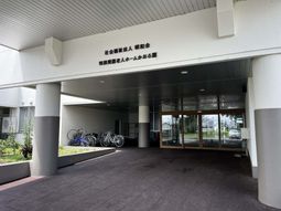 施設のエントランス  