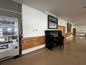 廊下にある自販機とピアノ  