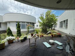 花と木のある中庭  