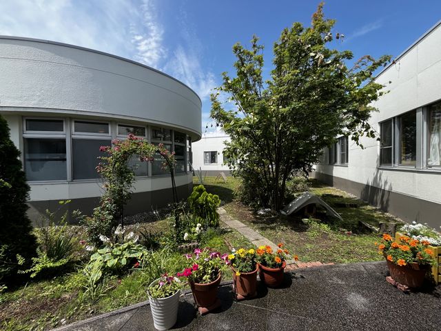 花壇のある中庭 中庭   花や木々が手入れされた中庭です。外に出て季節の変化を感じながら、気分転換しやすい環境に見えます。