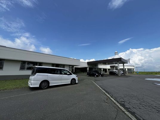 建物正面の車寄せ外観  