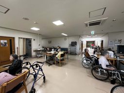 車椅子利用者がいる食堂  