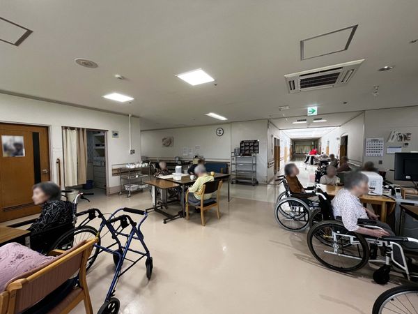 車椅子利用者がいる食堂  