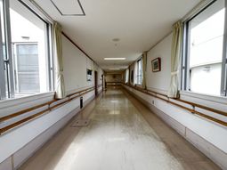 窓のある廊下  