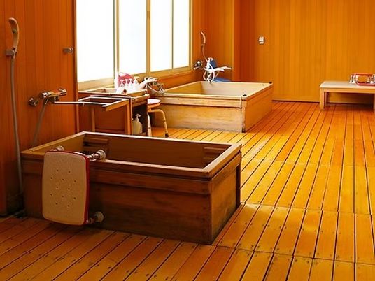 木製浴槽が並ぶ浴室  