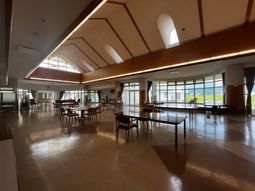 広い食堂の室内  