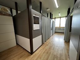 個室が並ぶ明るい居室  