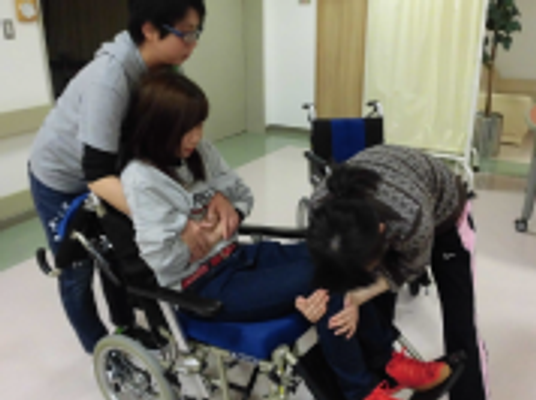 介助中のスタッフと利用者の様子