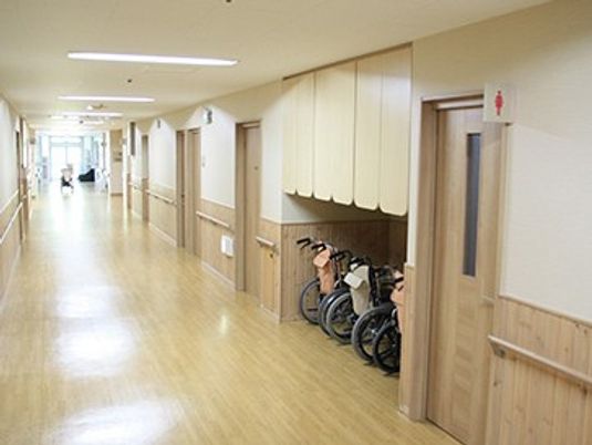 車椅子が置かれた廊下