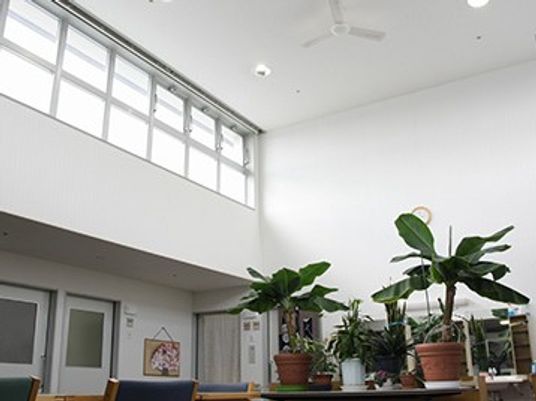 自然光が入るラウンジ