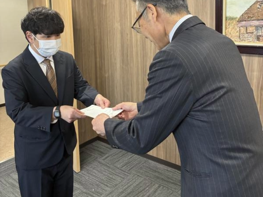 名刺交換する受付前  